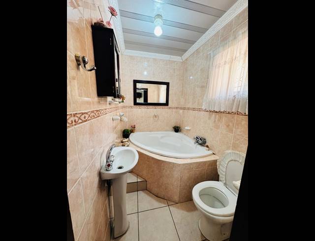 4 BEDROOM FREEHOLD FOR SALE IN BELLAIR